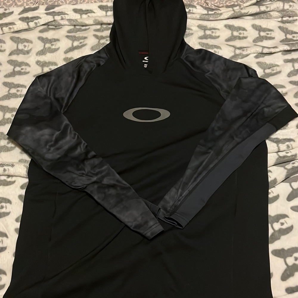 Oakley long sleeve hooded pullover